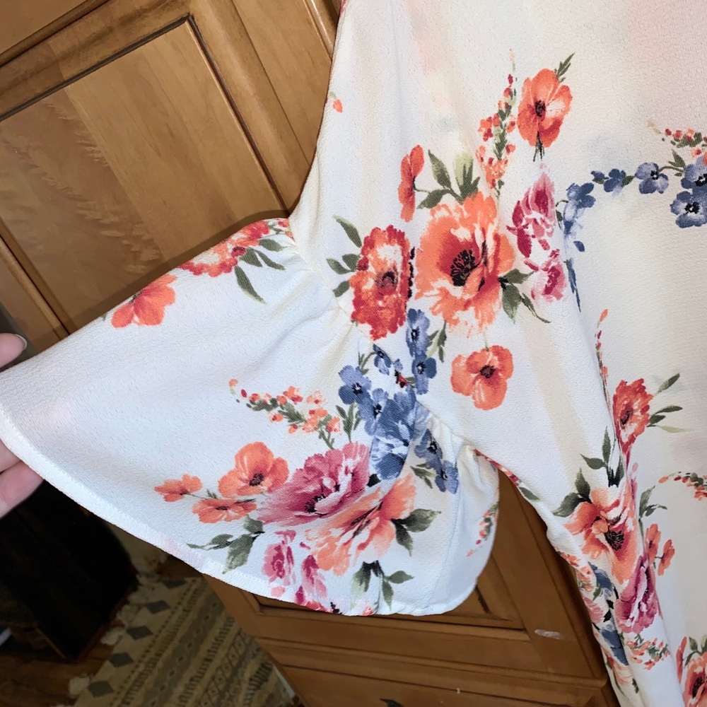 🆕 Ivory Floral Top🌸 - Picture 11 of 12
